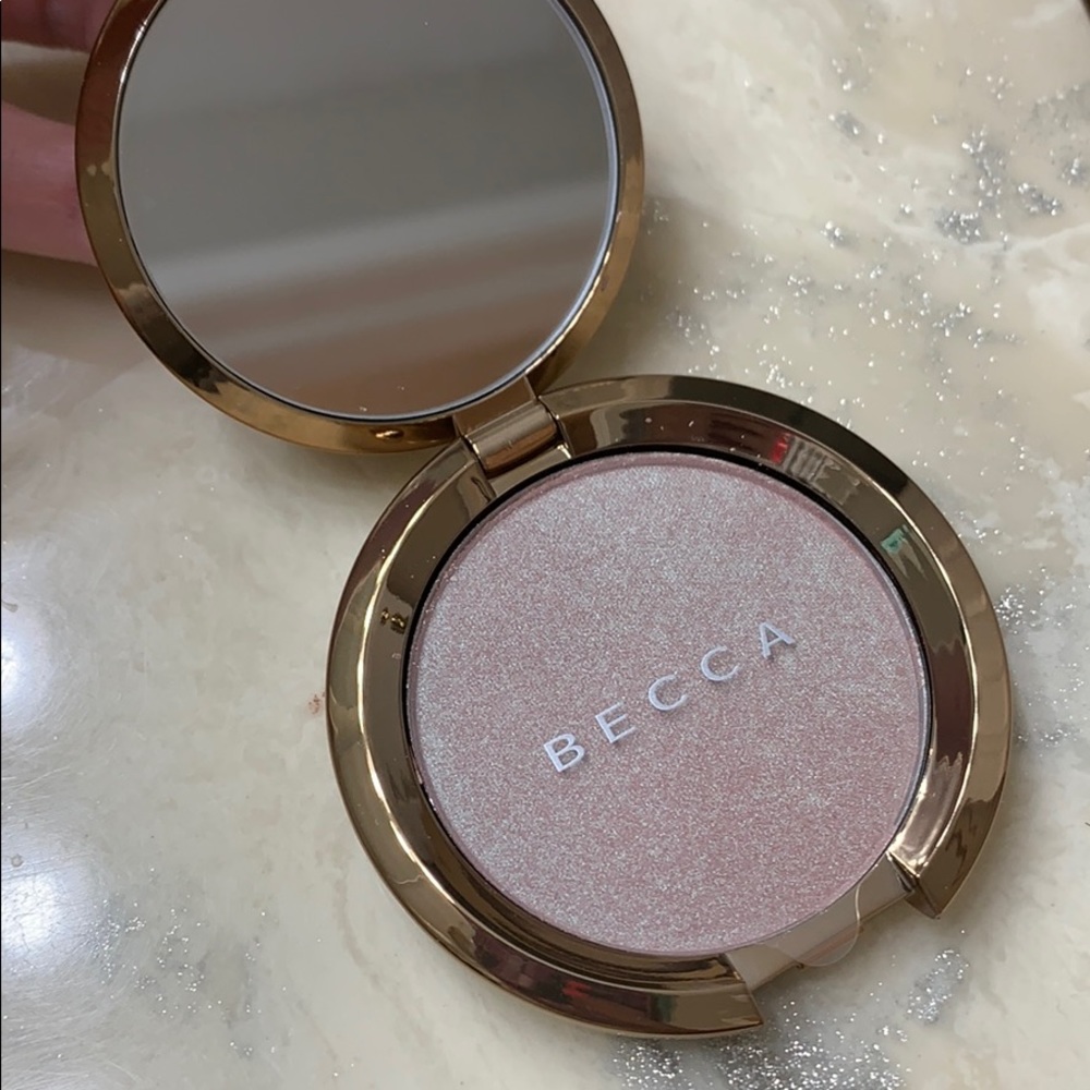 Becca Light Chaser Highlighter - Opal flashes Jade